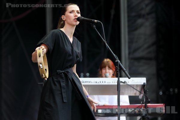 ALDOUS HARDING - 2022-08-26 - SAINT CLOUD - Domaine National - Grande Scene - Hannah Sian Topp